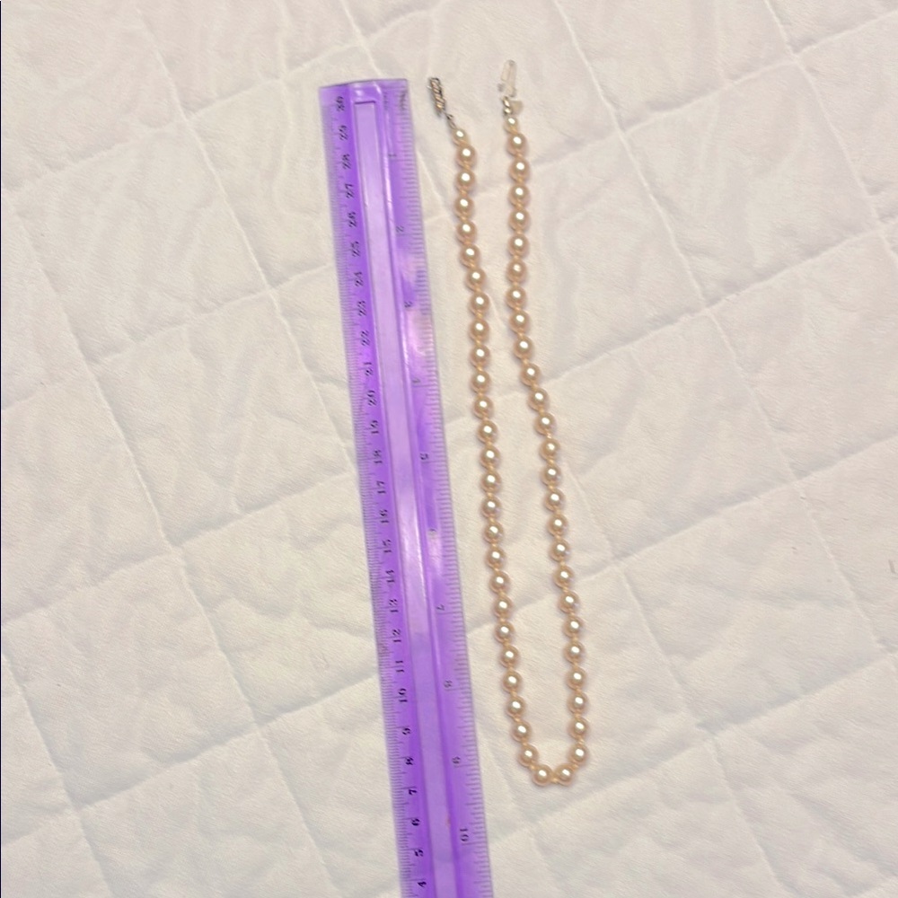 Elegant pearl necklace